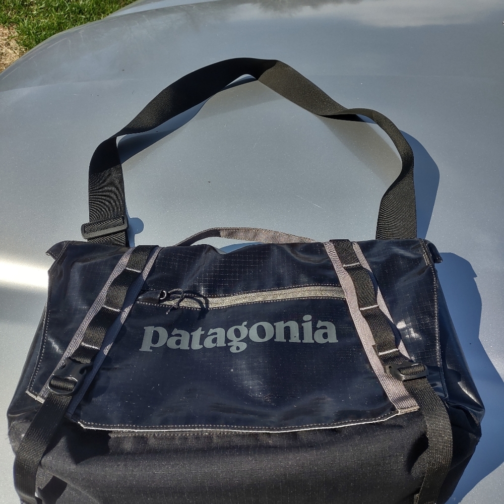 Patagonia Black Hole Messenger Bag